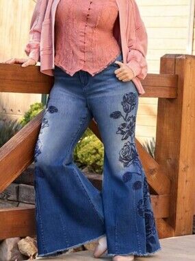 🆕️TORRID FESTI HIGH RISE EMBROIDERED SUPER FLARE JEANS - SIZE 20W (SHORT)